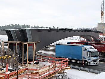 So entsteht eine moderne Autobahnbrücke. Der Stahlüberbau wird zwischen Buchfeld und Elsendorf auf den Widerlagern verankert, anschließend wird die Fahrbahn aufgebaut.  Fotos: Andreas Dorsch