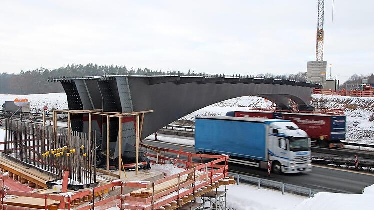 So entsteht eine moderne Autobahnbrücke. Der Stahlüberbau wird zwischen Buchfeld und Elsendorf auf den Widerlagern verankert, anschließend wird die Fahrbahn aufgebaut.  Fotos: Andreas Dorsch