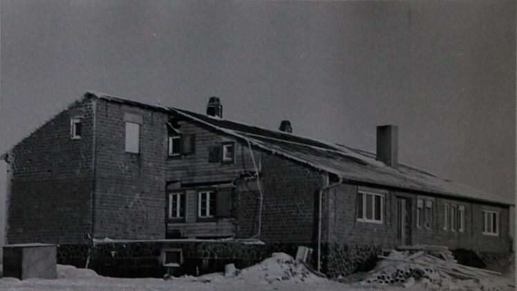 Selbst im Winter arbeitete der Rhönklub an der Hütte. Foto: Archiv Saale-Zeitung/Repro Johannes Schlereth
