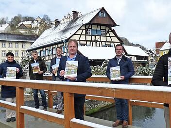 Christine Trautner, Frank Schneider, Steffen Lipfert, Michael Wirth, Stefan Förtsch und Markus Grüner (v. l.) stellten den neuen gemeinsamen Imageprospekt in Egloffstein vor.