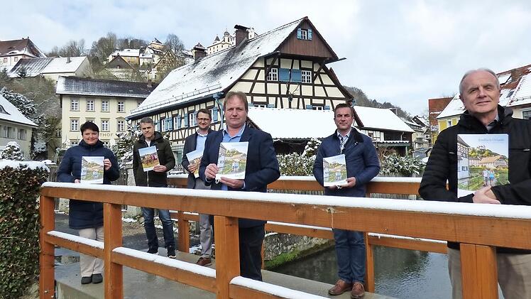 Christine Trautner, Frank Schneider, Steffen Lipfert, Michael Wirth, Stefan Förtsch und Markus Grüner (v. l.) stellten den neuen gemeinsamen Imageprospekt in Egloffstein vor.