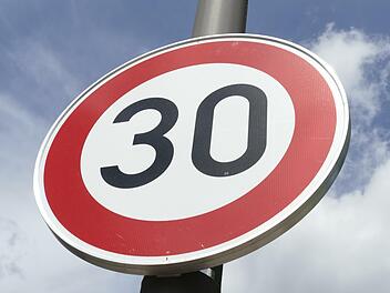 Tempo-30-Zonen und die Vorfahrtsregeln sorgen in Wildflecken für Diskussionen. Symbolbild: Adobe Stock
