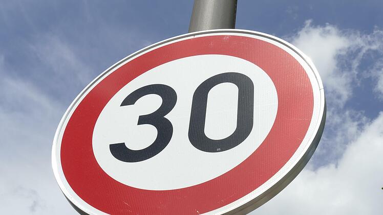 Tempo-30-Zonen und die Vorfahrtsregeln sorgen in Wildflecken für Diskussionen. Symbolbild: Adobe Stock