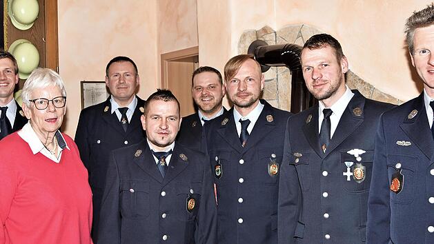 F&uuml;r ihre 25-j&auml;hrige aktive Dienstzeit dankten die Vorstandschaft und F&uuml;hrungskr&auml;fte den Aktiven Markus Baier und Stefan Will (Bildmitte) recht herzlich. Dies erfolgte im Beisein von Kommandant Michael Zapf, Dritter B&uuml;rgermeisterin Almut Schuhmann,...
