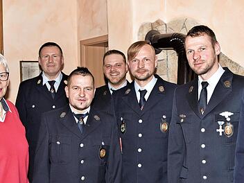 Für ihre 25-jährige aktive Dienstzeit dankten die Vorstandschaft und Führungskräfte den Aktiven Markus Baier und Stefan Will (Bildmitte) recht herzlich. Dies erfolgte im Beisein von Kommandant Michael Zapf, Dritter Bürgermeisterin Almut Schuhmann,...