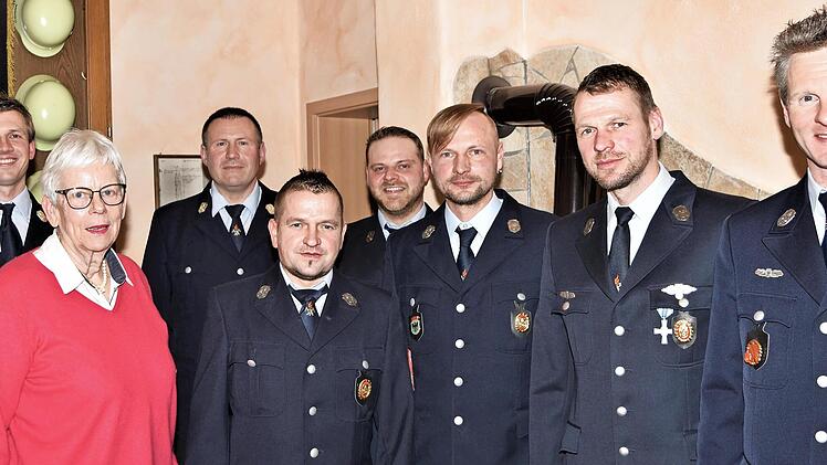 Für ihre 25-jährige aktive Dienstzeit dankten die Vorstandschaft und Führungskräfte den Aktiven Markus Baier und Stefan Will (Bildmitte) recht herzlich. Dies erfolgte im Beisein von Kommandant Michael Zapf, Dritter Bürgermeisterin Almut Schuhmann,...
