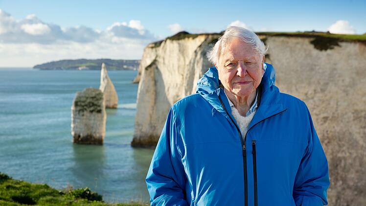 Sir David Attenborough leiht dem Kooperationsprojekt "Ozeane mit David Attenborough" mit National Geographic seine Stimme. Zu Beginn seines Lebens war der Meeresboden weitgehend unerforscht. Der heute 99-J&auml;hrige pr&auml;sentiert nun die atemberaubenden wie schockierenden Ergebnisse eines Jahrhunderts der Entdeckung.