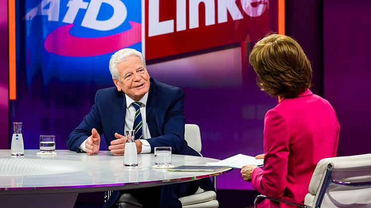 Altbundespr&auml;sident Joachim Gauck blickt mit Sorge nach Berlin, glaubt aber, man m&uuml;sse eine rot-gr&uuml;n-rote Regierung machen lassen, "denn das W&auml;hlervotum gibt uns die Richtung vor".