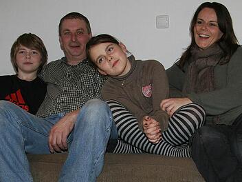 Bis es sich die ganze Familie im Pressecker Pfarrhaus gemütlich machen kann, ist es noch ein langer Weg, seufzt der neue Seelsorger Siegfried Welsch. Aber eine kurze Verschnaufpause mit Sohn Bernhard sowie mit "Beute-Kind" Lena und Lebensgefährtin Christine ist im Umzugsstress natürlich schon drin. Foto: Sonja Adam