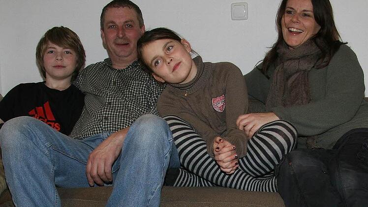 Bis es sich die ganze Familie im Pressecker Pfarrhaus gemütlich machen kann, ist es noch ein langer Weg, seufzt der neue Seelsorger Siegfried Welsch. Aber eine kurze Verschnaufpause mit Sohn Bernhard sowie mit "Beute-Kind" Lena und Lebensgefährtin Christine ist im Umzugsstress natürlich schon drin. Foto: Sonja Adam