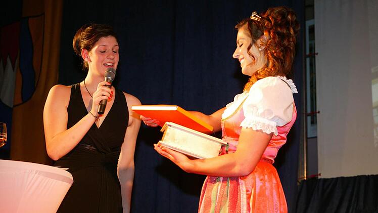 Selina Laskowitz bekommt von Sophia Krämer alles was eine Weinhoheit für den Anfang braucht. Foto: Alfred Molitor