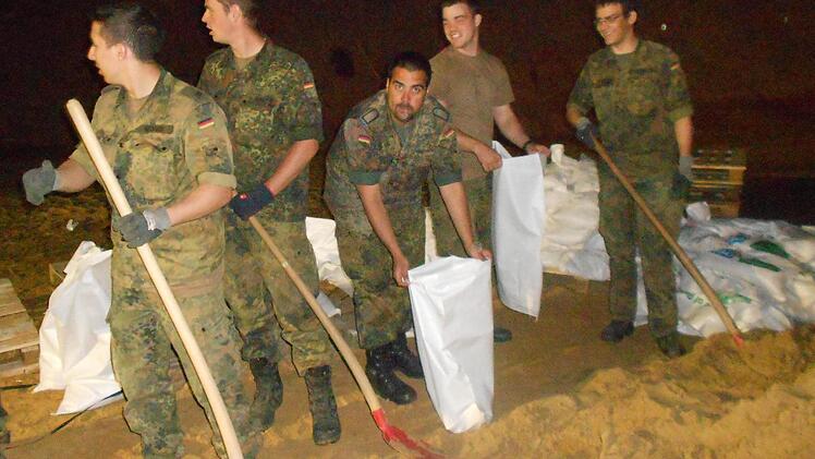 Auch in der Nachtmussten mussten die Hilfskräfte aus der Mainfrankenkaserne beim Abfüllen der Sandsäcke Schwerstarbeit verrichten.