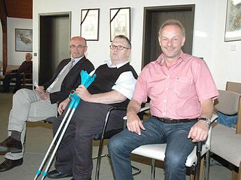 Bürgermeister Wilhelm Schneider, Nikolaus Schober und Harald Deringer (von links) probieren schon einmal die neuen Stühle aus, die künftig im Sitzungssaal stehen sollen. Foto: Gerhard Schmidt