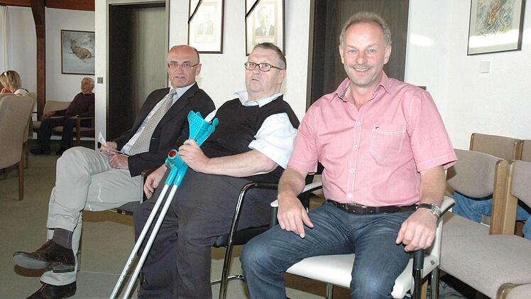 Bürgermeister Wilhelm Schneider, Nikolaus Schober und Harald Deringer (von links) probieren schon einmal die neuen Stühle aus, die künftig im Sitzungssaal stehen sollen. Foto: Gerhard Schmidt