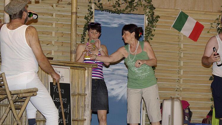 In Italien (v. l.): Opa (Hans-Jürgen Pfülb), Susi (Marina Zahn), Mutter Heidi (Birgit Schaupp), Vater Heinz (Michael Stöth).