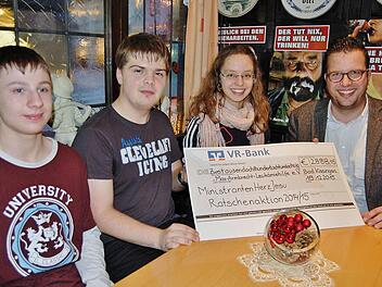 Die Herz-Jesu-Ministranten (von links) Julian Meder, Philipp Bohatsch und Chiara Petrik übergaben 2888,15 Euro an Rechtsanwalt Nicolas Sauer von der Max-Armbrecht-Leukämiehilfe. Foto: Sigismund von Dobschütz