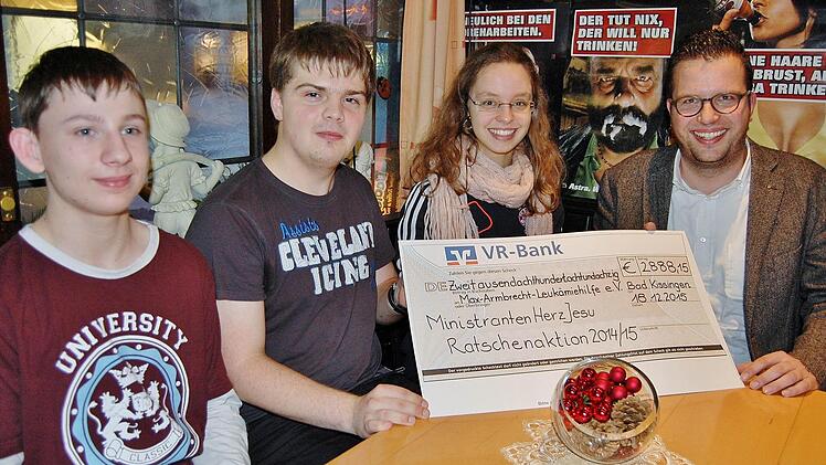 Die Herz-Jesu-Ministranten (von links) Julian Meder, Philipp Bohatsch und Chiara Petrik übergaben 2888,15 Euro an Rechtsanwalt Nicolas Sauer von der Max-Armbrecht-Leukämiehilfe. Foto: Sigismund von Dobschütz