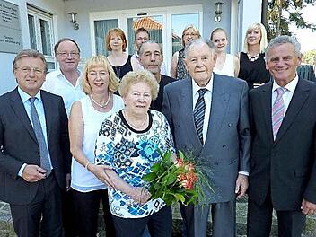 Das Stockheimer Ehepaar Gusti und Rudi Daum feierte Gnadenhochzeit. Mit im Bild neben den Familienangehörigen Bürgermeister Rainer Detsch (links) und Landrat Oswald Marr (rechts).  Foto: Gerd Fleischmann