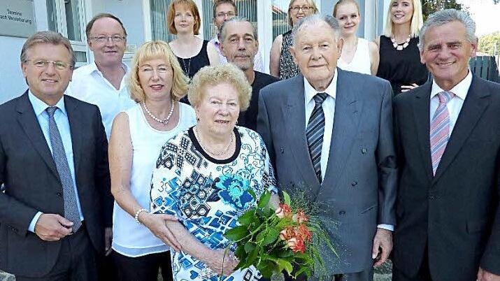 Das Stockheimer Ehepaar Gusti und Rudi Daum feierte Gnadenhochzeit. Mit im Bild neben den Familienangehörigen Bürgermeister Rainer Detsch (links) und Landrat Oswald Marr (rechts).  Foto: Gerd Fleischmann