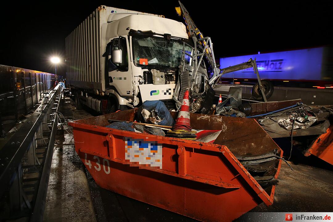 Lkw walzt Nachtbaustelle nieder - Bauarbeiter schwer verletzt - Bild der Verwuestung auf mehr als 300 Metern