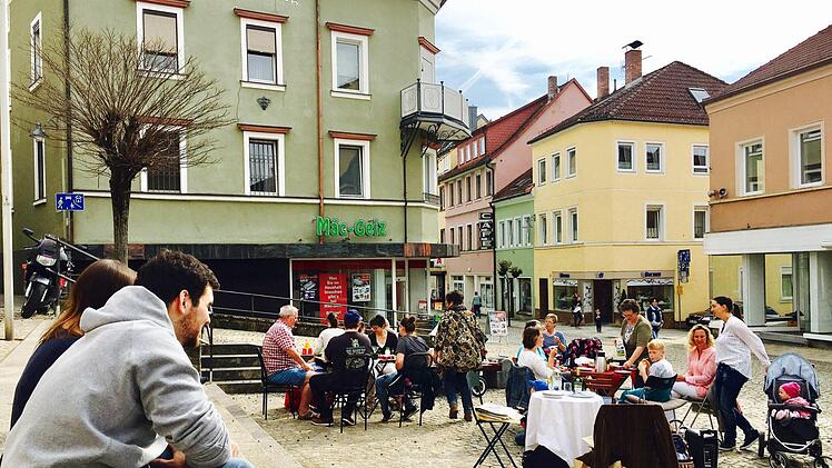 Etwa 80 Leute folgten dem mysteriösen Aufruf eines Unbekannten am 1. April. Foto: Sebastian Schmitt