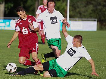FC Coburg II - TSV Neukenroth: TSV-Akteur Maximilian Gratzke (rechts) kann den Ball gerade noch vor Coburgs Kapitän Lukas Riedelbauch wegspitzeln. Foto: Lisa Hümmer