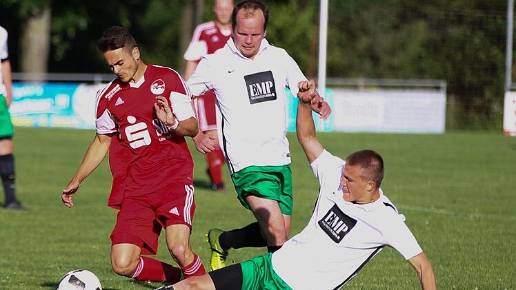 FC Coburg II - TSV Neukenroth: TSV-Akteur Maximilian Gratzke (rechts) kann den Ball gerade noch vor Coburgs Kapitän Lukas Riedelbauch wegspitzeln. Foto: Lisa Hümmer