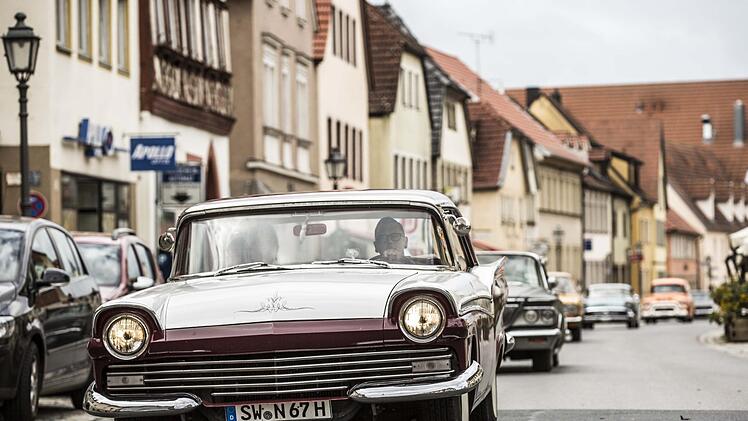 Der Tätowierer Daniel Gosinski aus Schweinfurt führte die Oldtimerfahrt "Pre-60´s Criuse" an mit seinem Ford Fairlane Coupe 390 ci V8. Seinen knapp 400 PS starken Motor mit 6,4 Liter Hubraum hörte man während der Durchfahrt durch die Haßfurter Innenstadt.