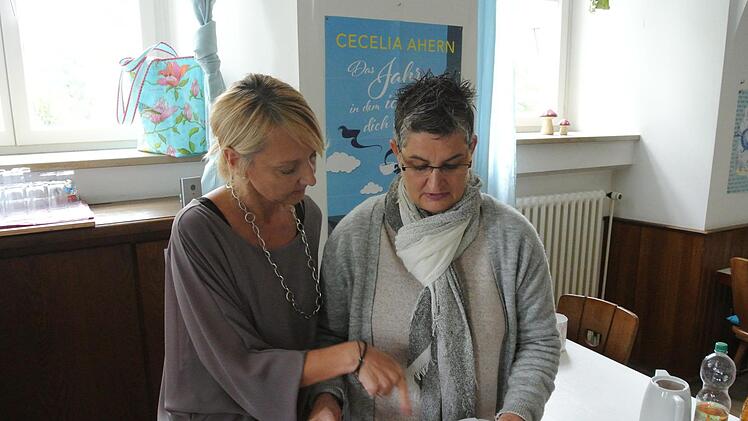 Julia Schätzlein-Sennert bespricht mit ihrer Stellvertreterin Dagmar Zettelmeier die Abläufe.