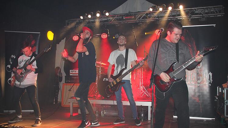 Sie möchten die Kronacher Festung rocken (von links): Gitarrist Daniel Mücke, Sänger Tizian Alsan, Bassist Felix Weggel und Gitarrist Manuel Mann von der Kulmbach-Weißenstädter Formation "Lions From Alaska" nehmen am 11. November am Vorentscheid teil.  Foto: Stephan Stöckel