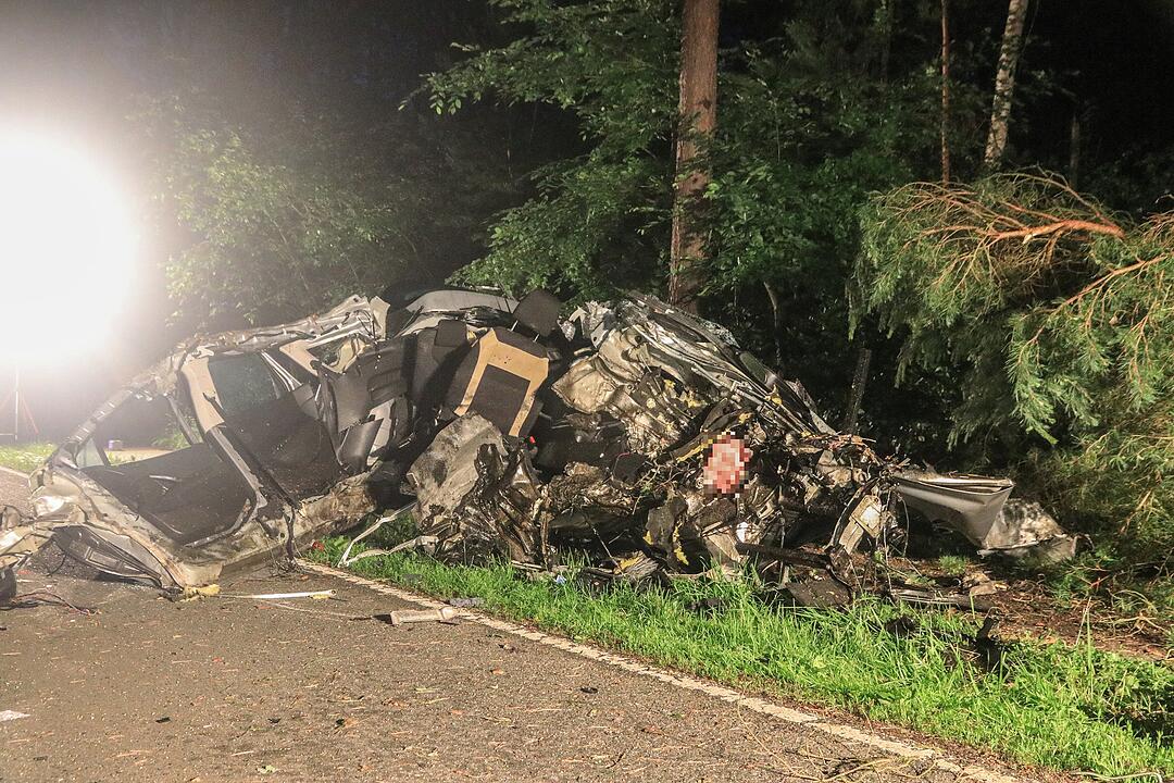 Tödlicher Unfall im Kreis Forchheim: Auto prallt gegen Baum und wird komplett zerstört - Fahrer stirbt