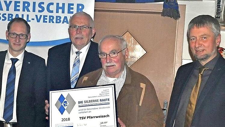 Die "Silberne Raute" erhielt zum zweiten Mal der TSV Pfarrweisach. Unser Bild zeigt die Funktionäre bei der Übergabe an den Ehrenamtsbeauftragten des TSV, Hermann Martin (Zweiter von rechts). Von links: Bastian Büttner, Karlheinz Bram und der Bürgermeister Ralf Nowak.