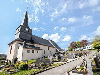 Nur wer genauer hinsieht, erkennt bei der Windheimer St. Nikolaus-Kirche den bröckelnden Außenputz. Bei der Sanierung, die noch bis Weihnachten andauert, wird allerdings auch die Inneneinrichtung erneuert. Foto: Marian Hamacher