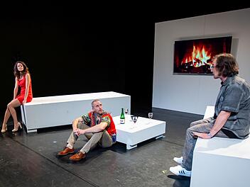 "Das Abschiedsdinner": Szene aus der Coburger Erstaufführung mit (von links) Eva Marianne Berger, Frederik Leberle und Nils LiebscherFoto: Sylvain Guillot