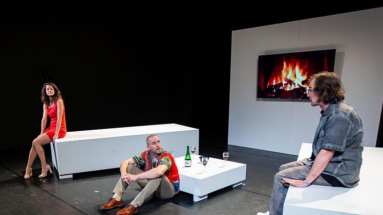 "Das Abschiedsdinner": Szene aus der Coburger Erstaufführung mit (von links) Eva Marianne Berger, Frederik Leberle und Nils LiebscherFoto: Sylvain Guillot