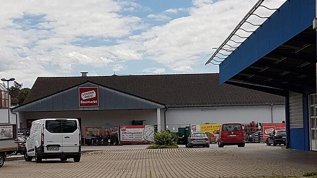 Aldi und dm lassen sich auf dem Areal nieder, auf dem sich fr&uuml;her eine Autowerkstatt (rechts) befunden hat und auf dem noch ein Baumarkt (im Hintergrund) beheimatet ist.