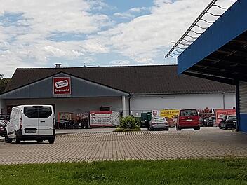 Aldi und dm lassen sich auf dem Areal nieder, auf dem sich früher eine Autowerkstatt (rechts) befunden hat und auf dem noch ein Baumarkt (im Hintergrund) beheimatet ist.