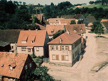 In der alten Schule in Haard hat die Gemeinde nach der Gebietsreform Sprechstunden für die Bürger abgehalten. Foto: Archiv/Ewald Kiesel