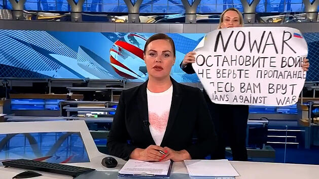 Protest von Journalistin Owssjannikowa im russischen TV