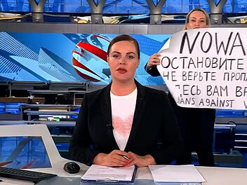 Protest von Journalistin Owssjannikowa im russischen TV