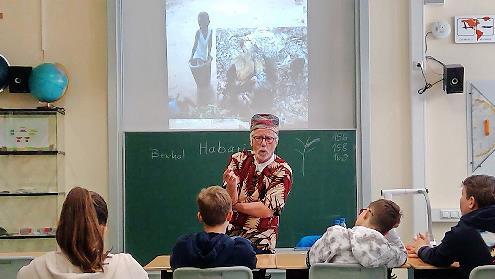 Reinhard Beichel vom Verein „Afrika Hilfe Franken“ stellte die Hilfsprojekte in Afrika Schülerinnen und Schülern der Jakob-Kaiser-Realschule vor.