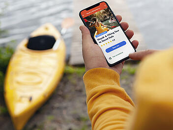 Entdecke Aktivitäten in deiner Nähe: Zur Inspiration und Buchung kannst du u. a. die App GetYourGuide nutzen.