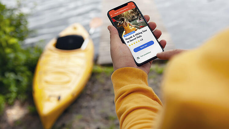 Entdecke Aktivitäten in deiner Nähe: Zur Inspiration und Buchung kannst du u. a. die App GetYourGuide nutzen.
