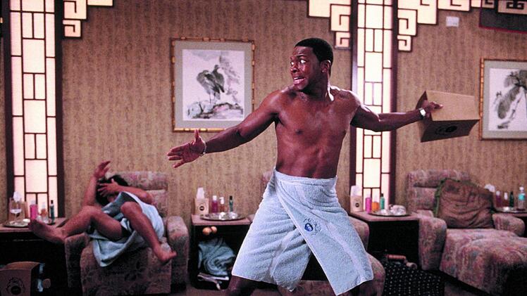 Im Massagesalon lauern Mitglieder einer Triaden Gang Carter (Chris Tucker) auf.