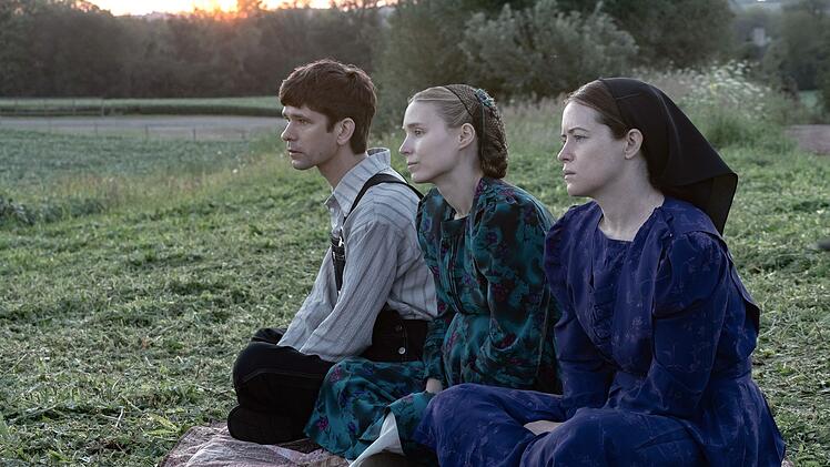 Was stimmt nicht in der tief religi&ouml;sen Gemeinde, in der N&auml;chstenliebe im Mittelpunkt stehen soll? Kann eine Aussprache helfen? August (Ben Whishaw), Ona (Rooney Mara, rechts) und Salome (Claire Foy) denken nach.