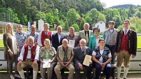... wie die Mitglieder, die dem Verein seit Jahrzehnten die Treue halten. Mit im Bild sind Vorsitzender Daniel Müller (rechts), Zweite Vorsitzende Andrea Baierlipp (Dritte von rechts), Bürgermeisterin Susanne Grebner (links) und Gemeinderat Jochen Gleich (Zweiter von links).