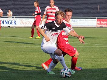 Die Redwitzer (weißes Trikot) zeigten in Seligenporten eine gute Leistung, traten aber letztlich ohne Punkte die Heimfahrt an. Foto: Udo Weller