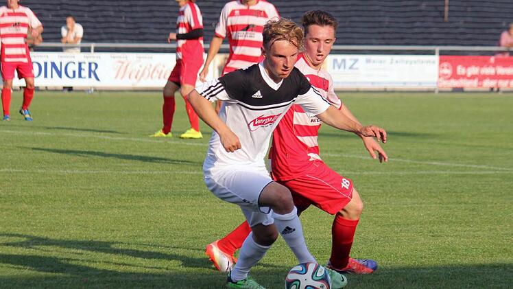 Die Redwitzer (weißes Trikot) zeigten in Seligenporten eine gute Leistung, traten aber letztlich ohne Punkte die Heimfahrt an. Foto: Udo Weller