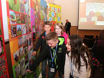 Das haben wir fotografiert! Bei der Bekanntgabe der Siegerfotos im Frensdorfer Museumsgasthof waren die kreativen Kinder ganz in ihrem Element. Foto: Evi Seeger
