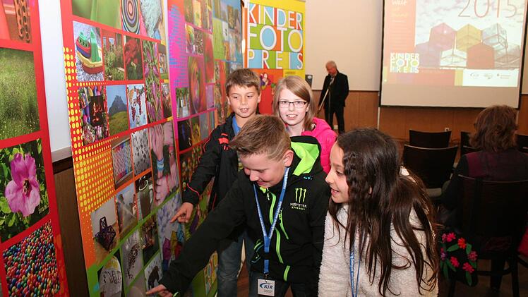 Das haben wir fotografiert! Bei der Bekanntgabe der Siegerfotos im Frensdorfer Museumsgasthof waren die kreativen Kinder ganz in ihrem Element. Foto: Evi Seeger